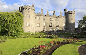 Det historiske Kilkenny Castle omgivet af grønne områder - et imponerende middelalderlandmærke i Irland