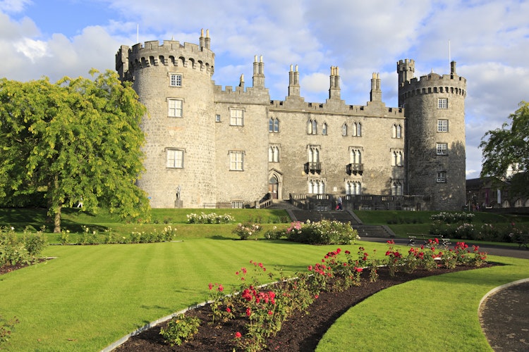 Det historiske Kilkenny Castle omgivet af grønne områder - et imponerende middelalderlandmærke i Irland