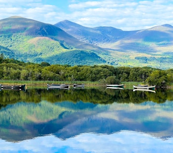 Naturskøn udsigt over Killarney National Park i Irland, der viser frodige landskaber og turistattraktioner.