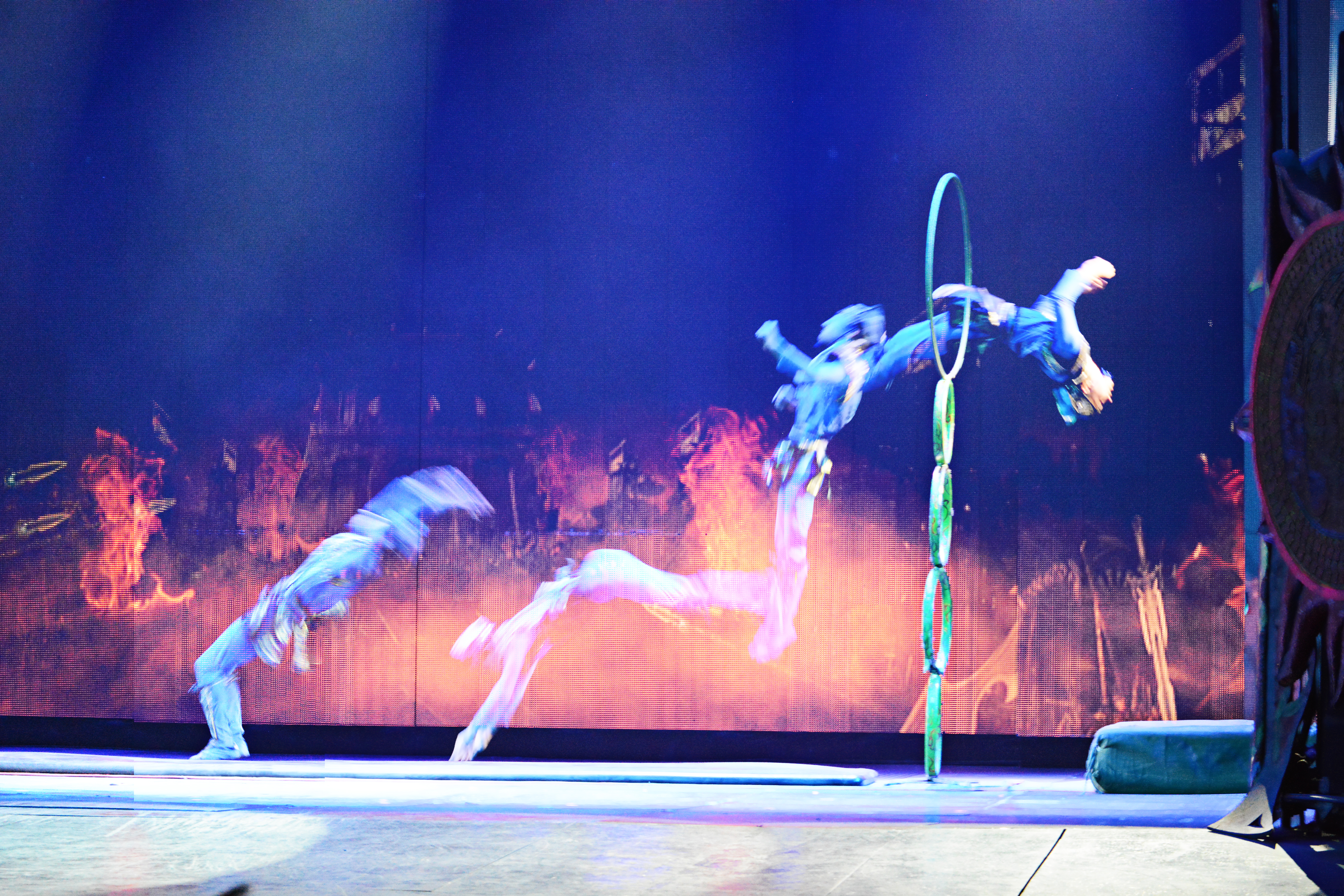 Kinesisk akrobat udfører luftige tricks med ring under cirkusforestilling i Beijing