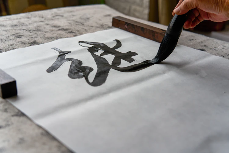 Traditionel kinesisk kalligrafi kunstner maler med pensel og tusch på papir