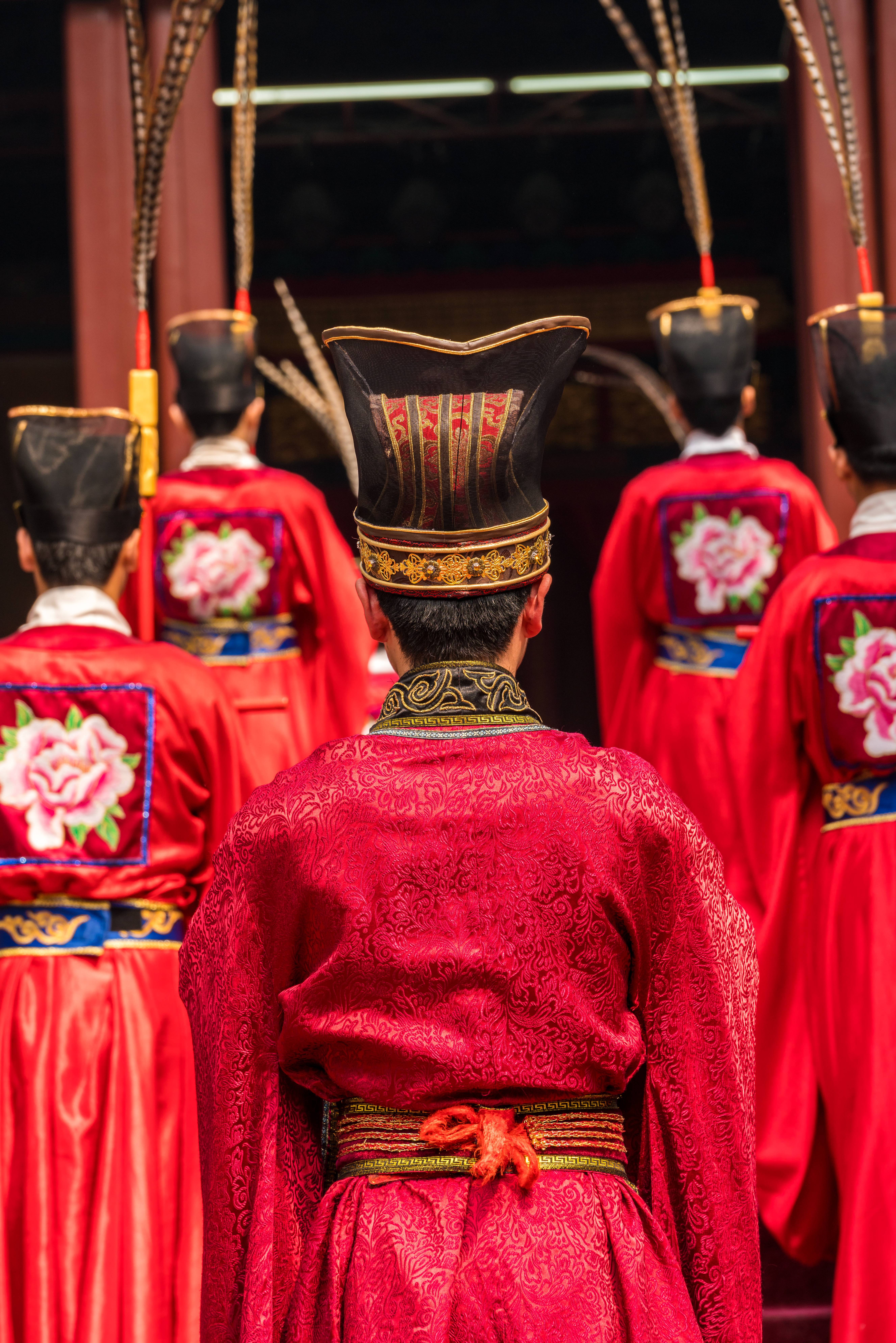 Traditionel kinesisk operaoptræden i røde dragter ved Beijing tempel