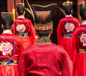 Traditionel kinesisk operaoptræden i røde dragter ved Beijing tempel