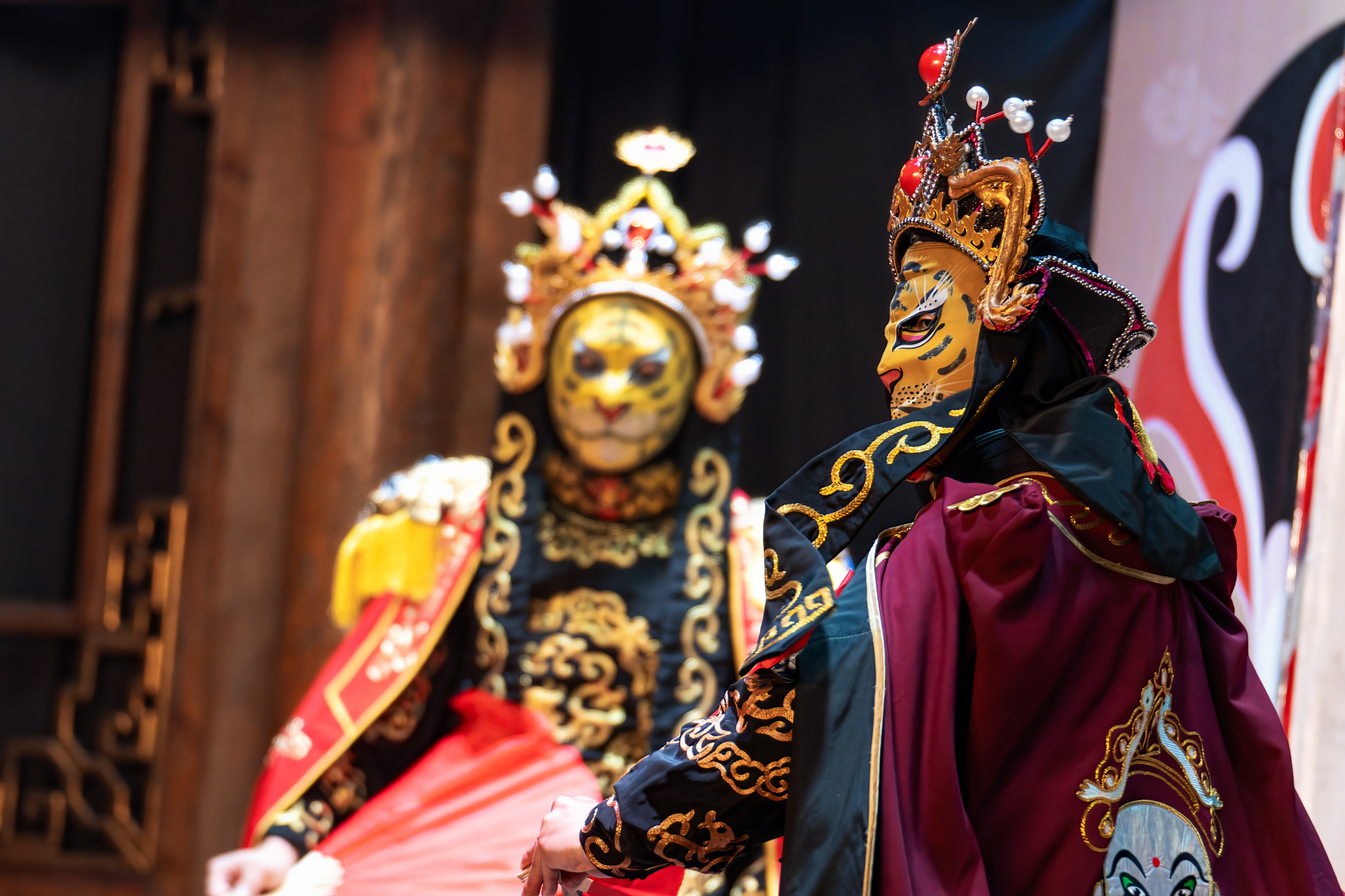 Traditionel kinesisk opera performer i farverig kostume under Sichuan ansigts-skift forestilling i Chengdu