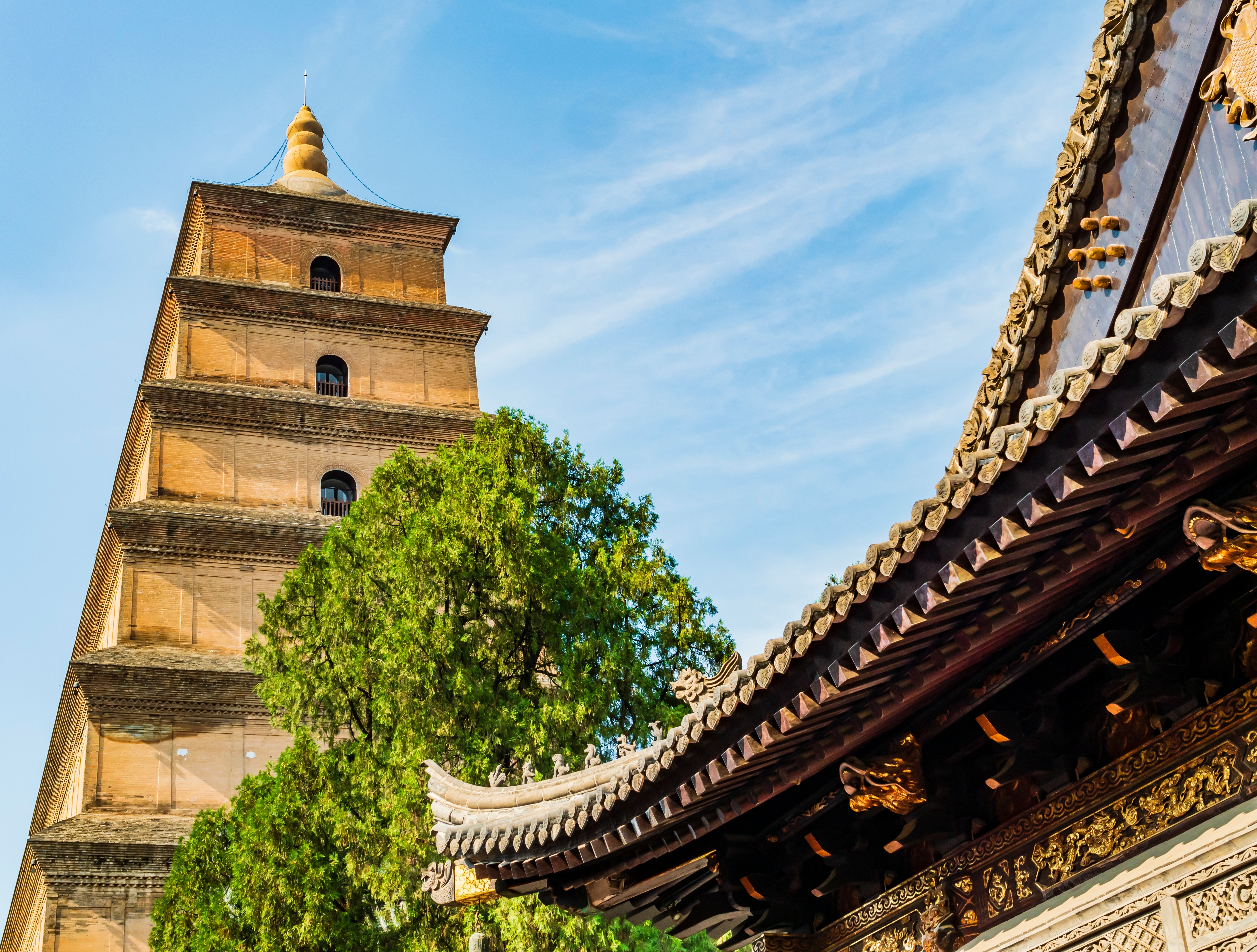 Kinesisk pagode og buddhistisk tempel i Xi'an med traditionel arkitektur og gylden solnedgang