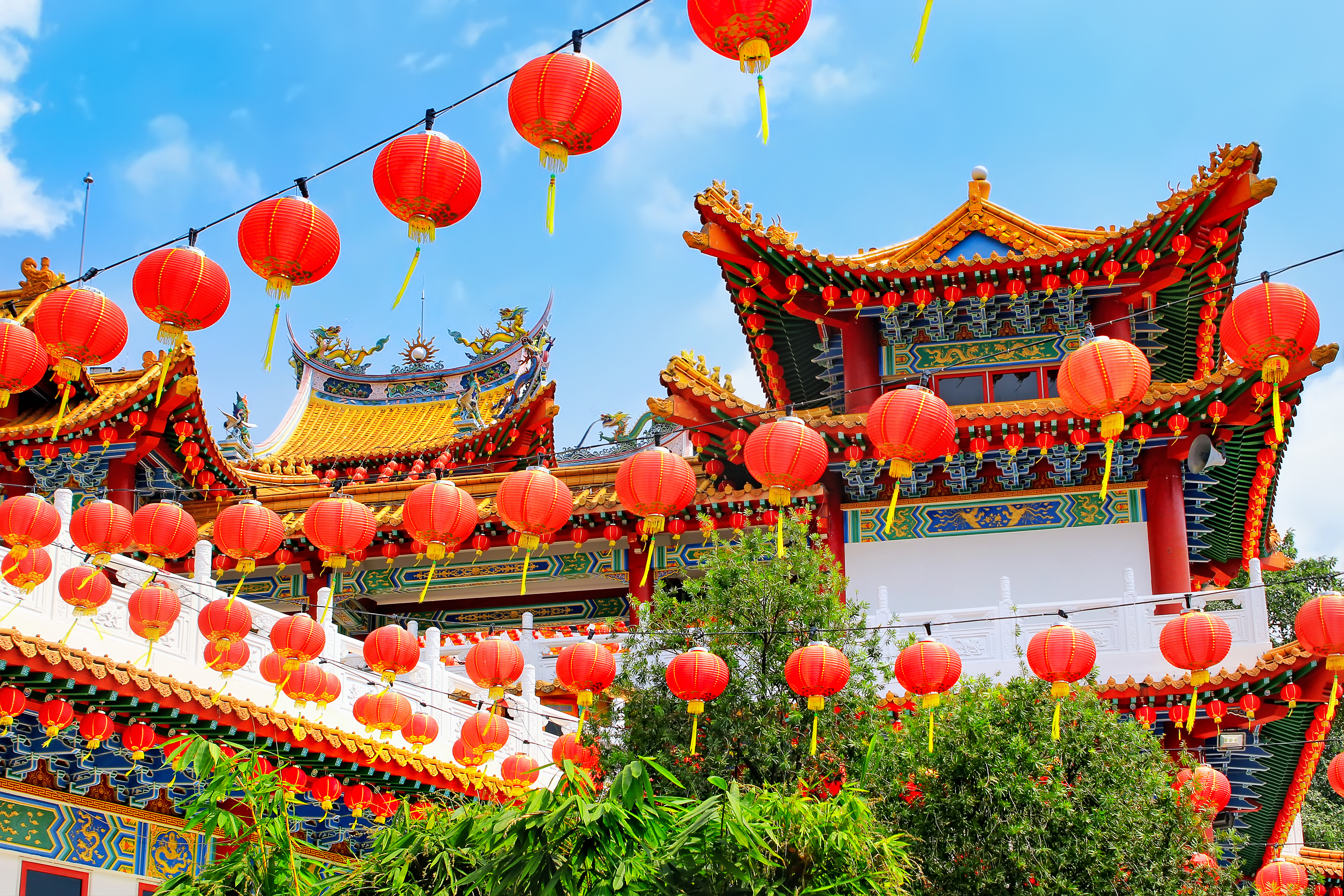 Traditionelt kinesisk tempel med røde lygter og smuk arkitektur i Kuala Lumpur Malaysia