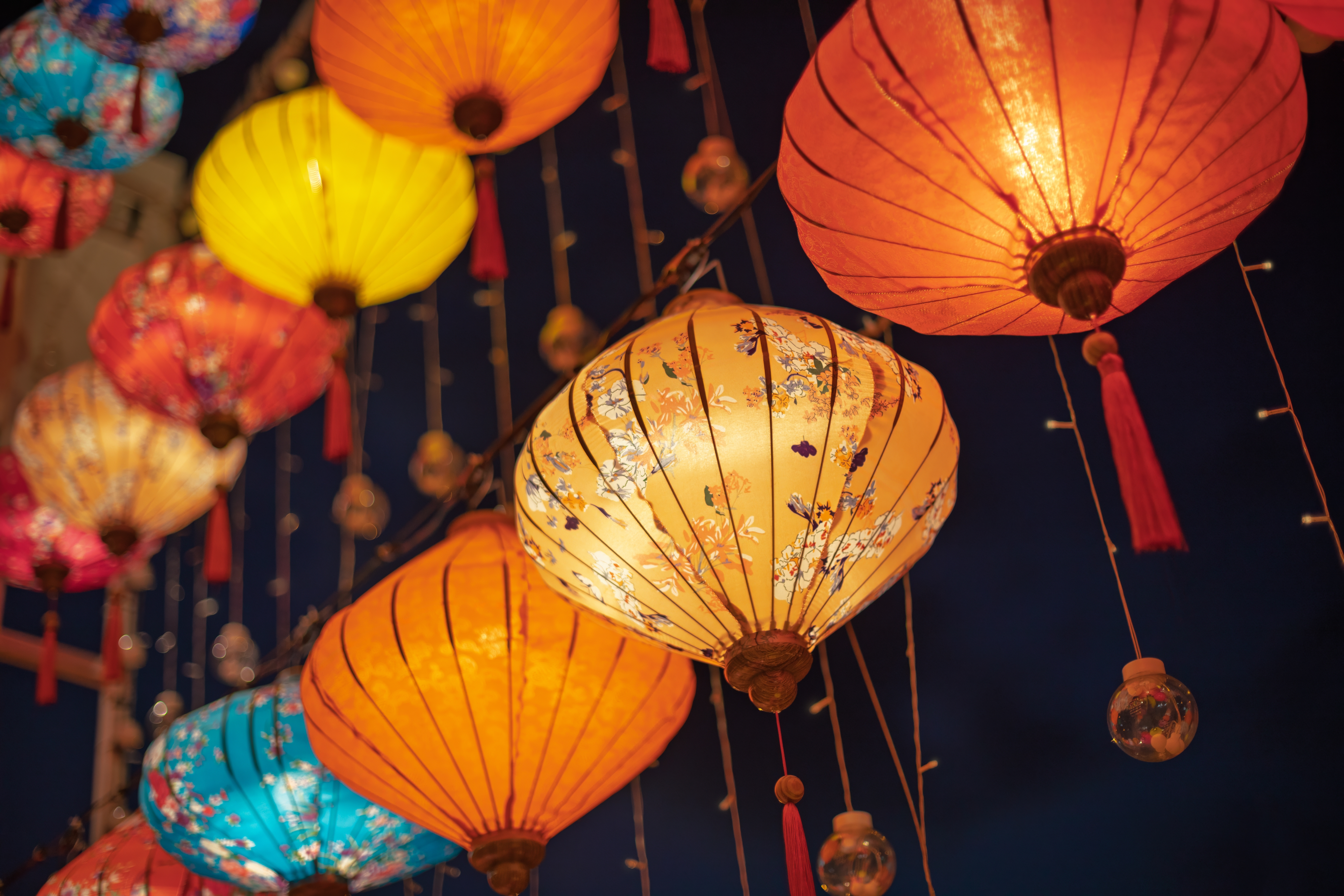 Farverige traditionelle kinesiske lygter hængende ved natfestival