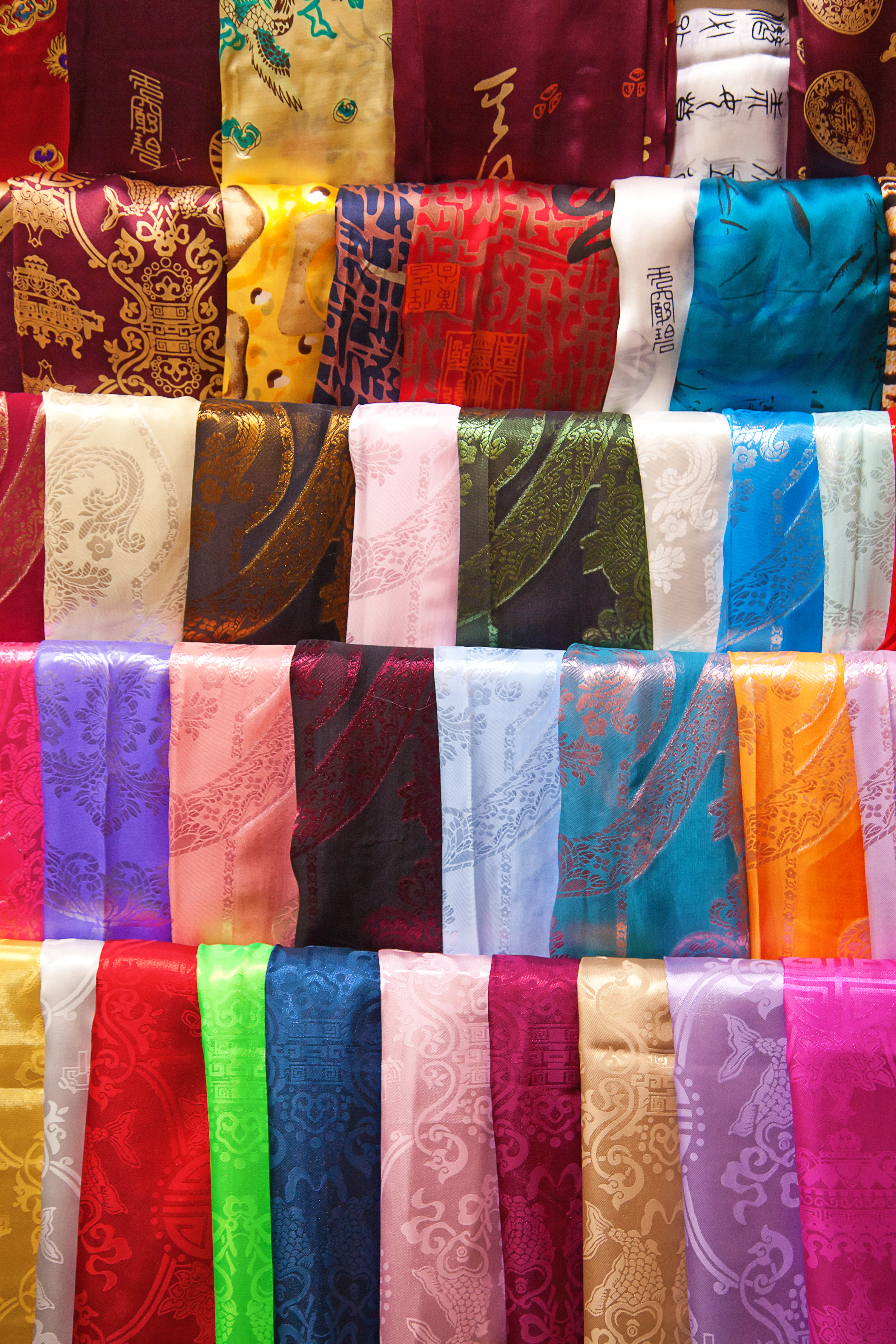 Farverige silkestoffer på traditionelt kinesisk tekstilmarked