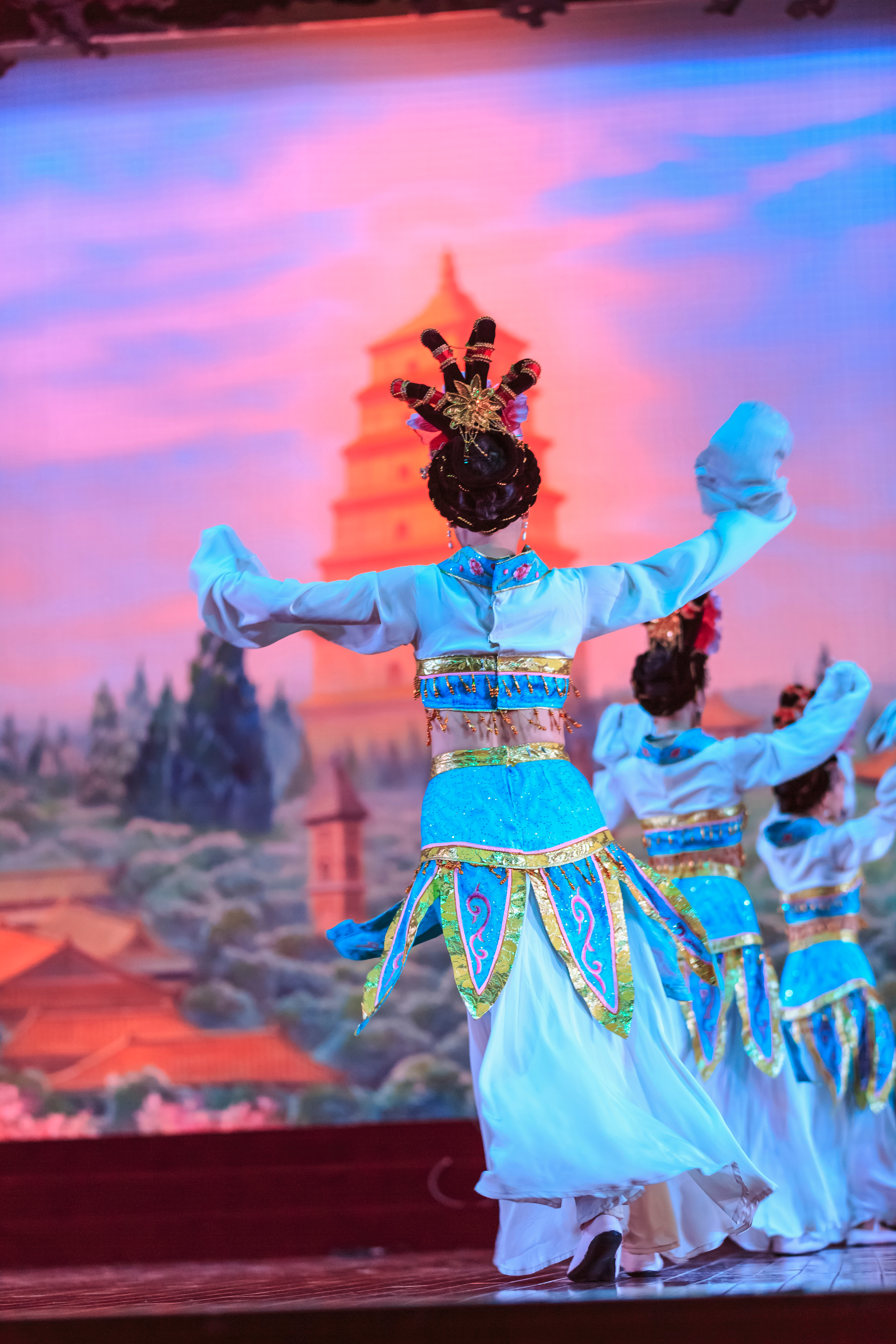 Traditionelle kinesiske Tang-dynastie dansere i farverige blå kostumer under kulturel forestilling i Xi'an