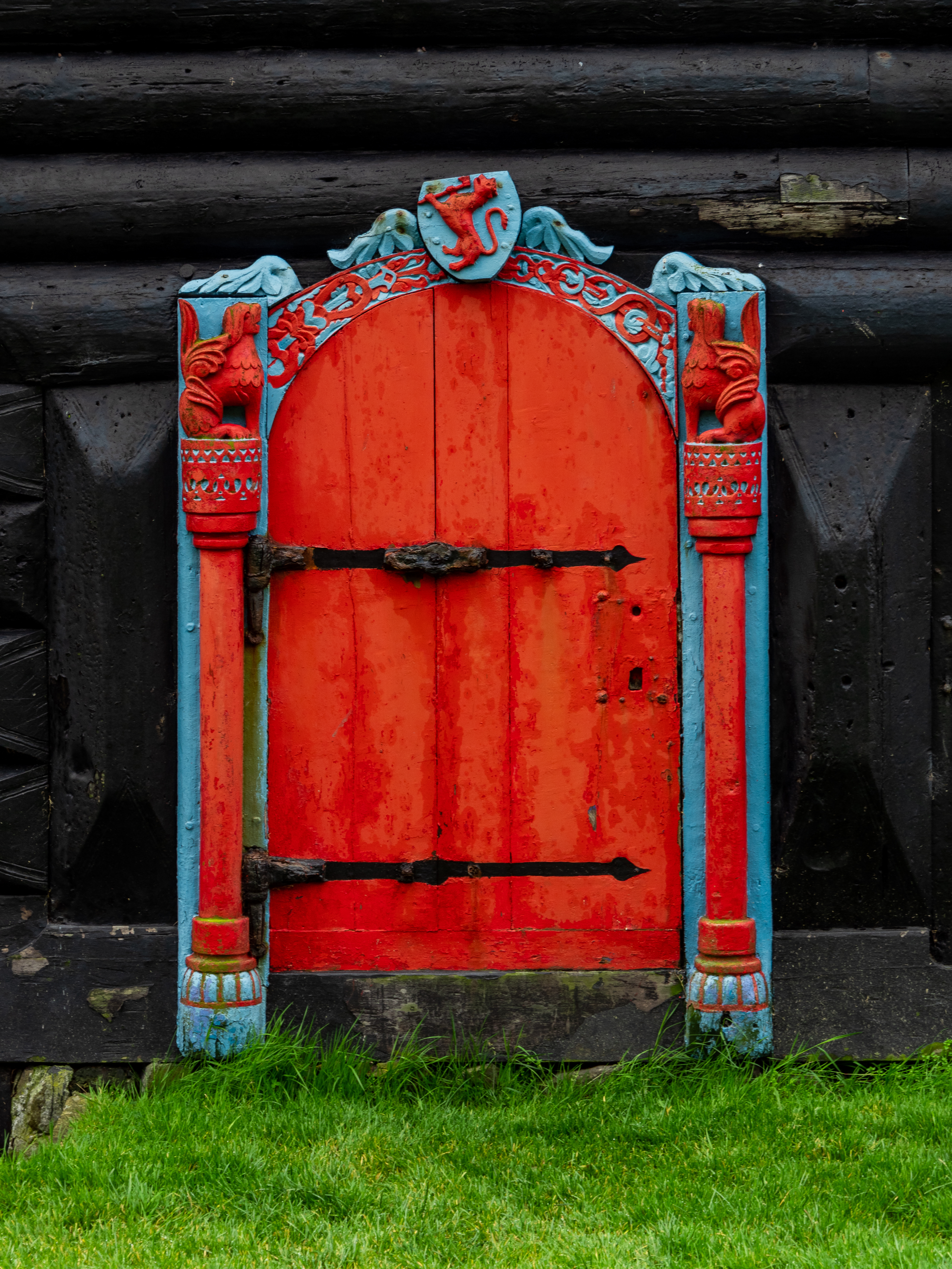 Kirkjubøargarðurs dekorative døre - historisk træhus med græstag i Kirkjubøur landsby på Færøerne