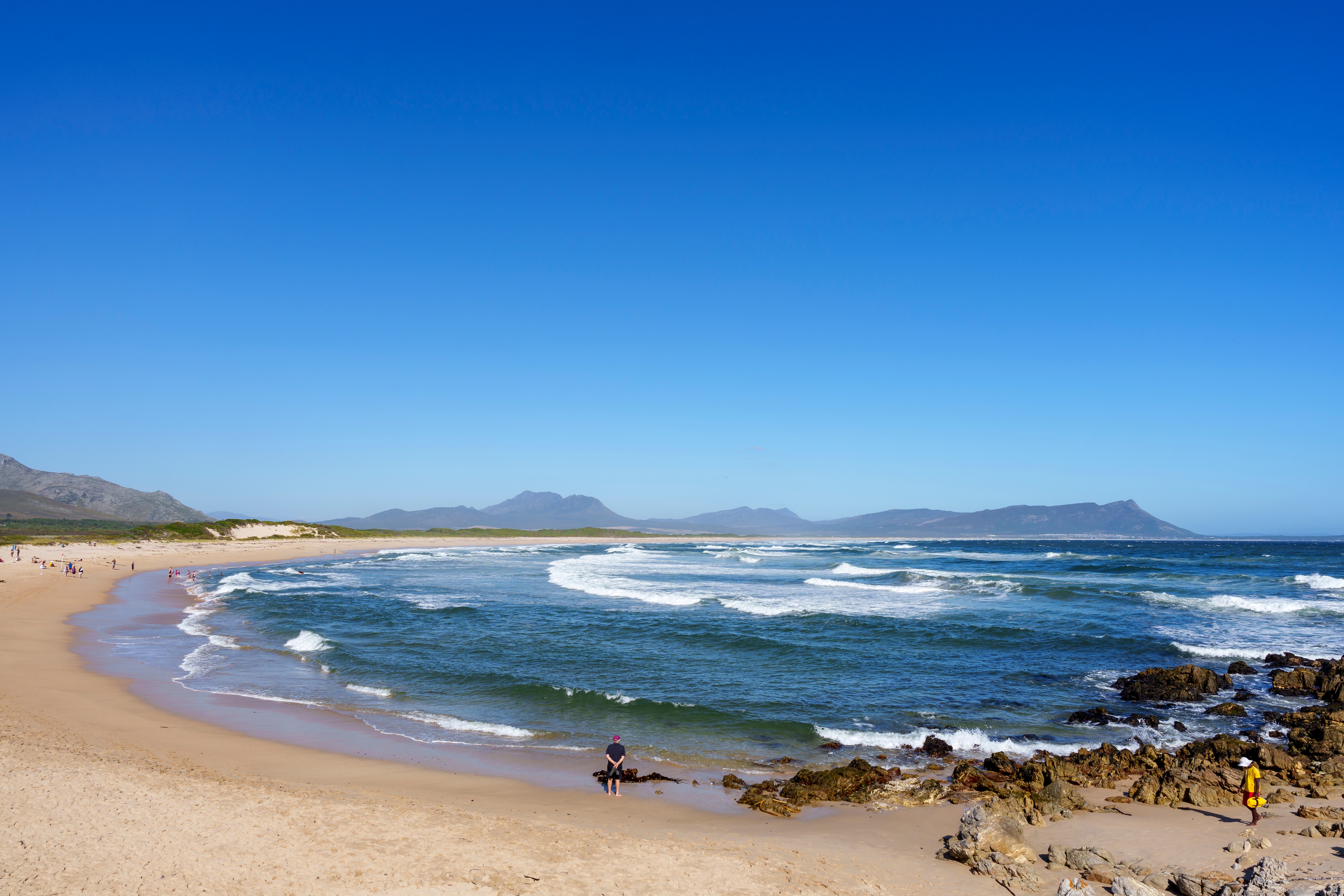 Kleinmond strand med udsigt mod Hermanus langs Western Cape-kysten i Sydafrika