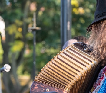 Nærbillede af harmonikaspiller der fremfører traditionel klezmer-musik under en jødisk kulturkoncert i Kazimierz-kvarteret i Krakow