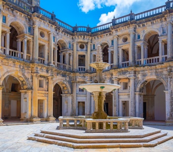 Kloster inde i Convento de Cristo i Tomar, Portugal. Et gotisk og manuelinsk arkitektonisk mesterværk med symmetriske buer.