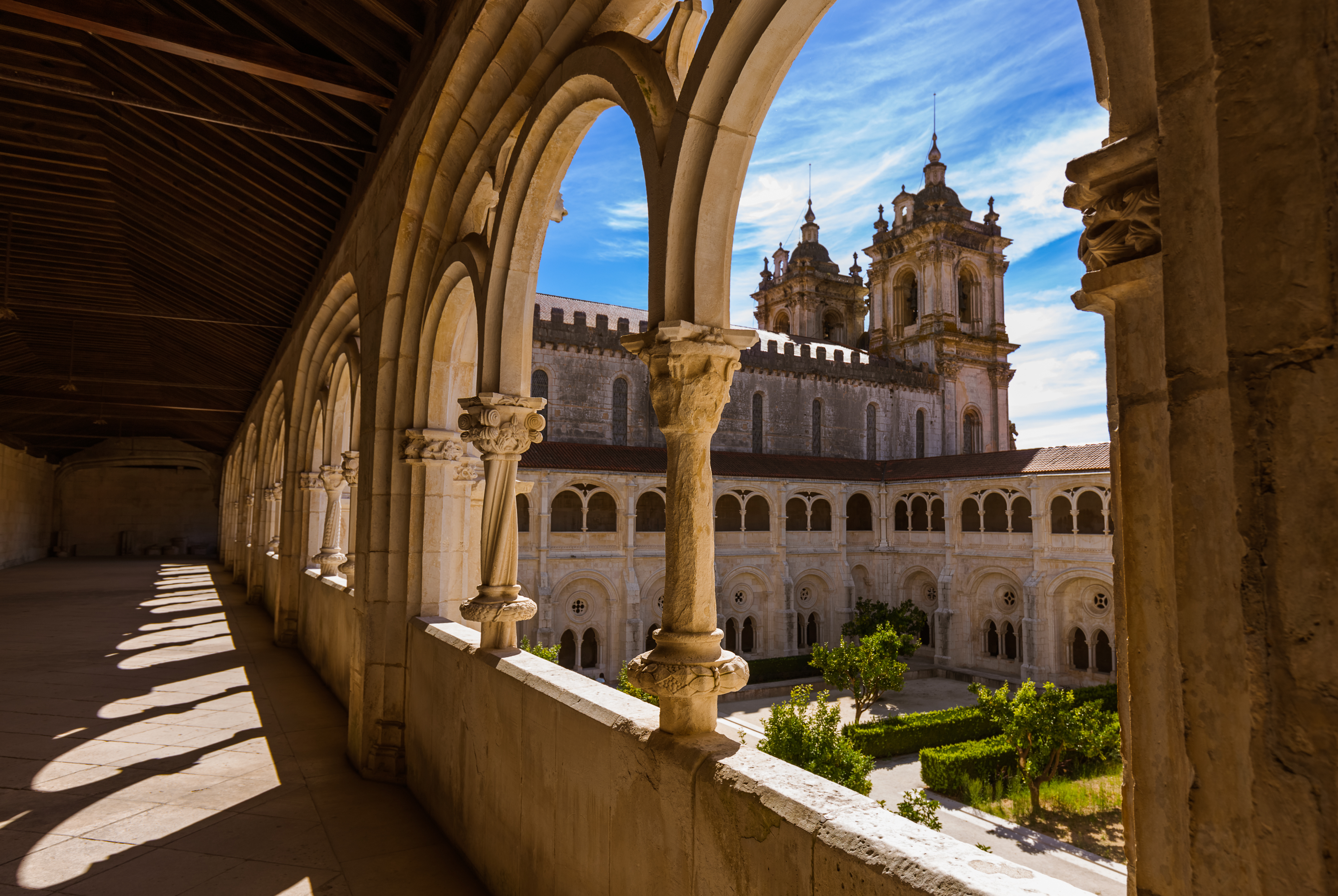 Historisk kloster med gotiske buer og tårne i Portugal