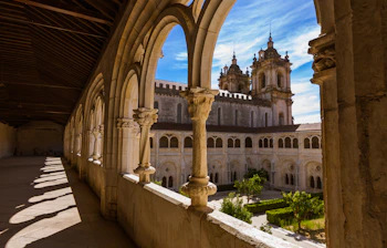 Historisk kloster med gotiske buer og tårne i Portugal