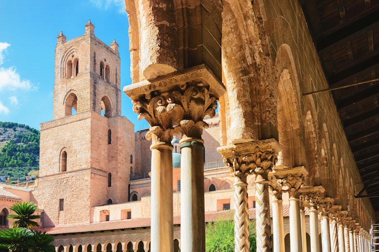 Historiske søjler i klosterhaven ved Monreale-katedralen nær Palermo - en UNESCO-verdensarv på Sicilien med arabisk-normannisk arkitektur