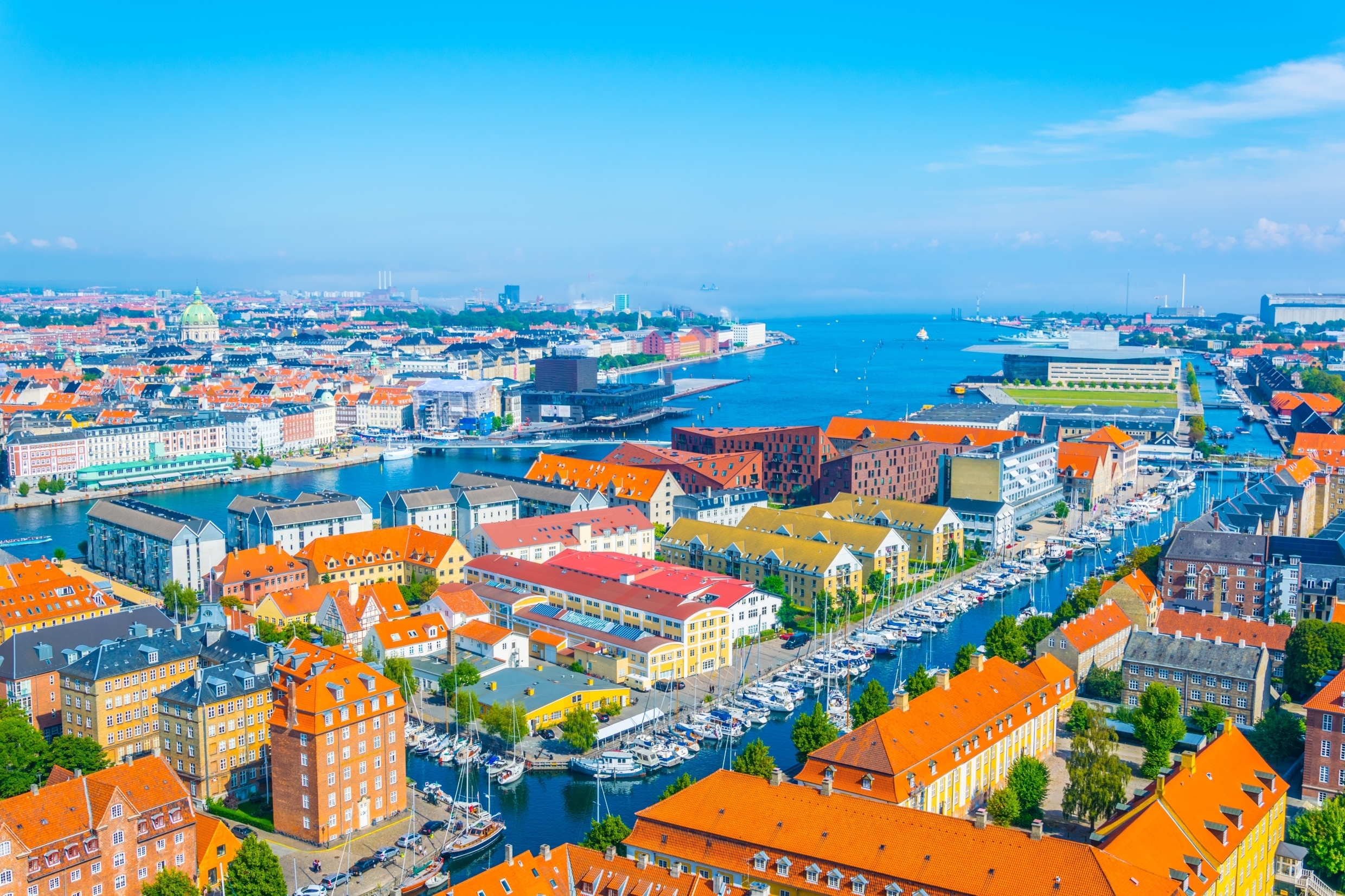 Luftfoto af København havn med orange tage og både