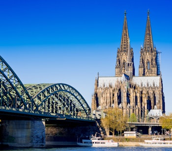 Den imponerende gotiske Køln Domkirke ved Rhinens bred i Tyskland, et majestætisk vartegn og UNESCO verdensarv