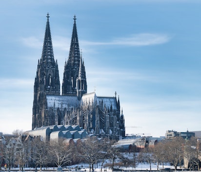 Kølner-domkirken i vinterlandskab med sne og blå himmel - populær seværdighed i Tyskland