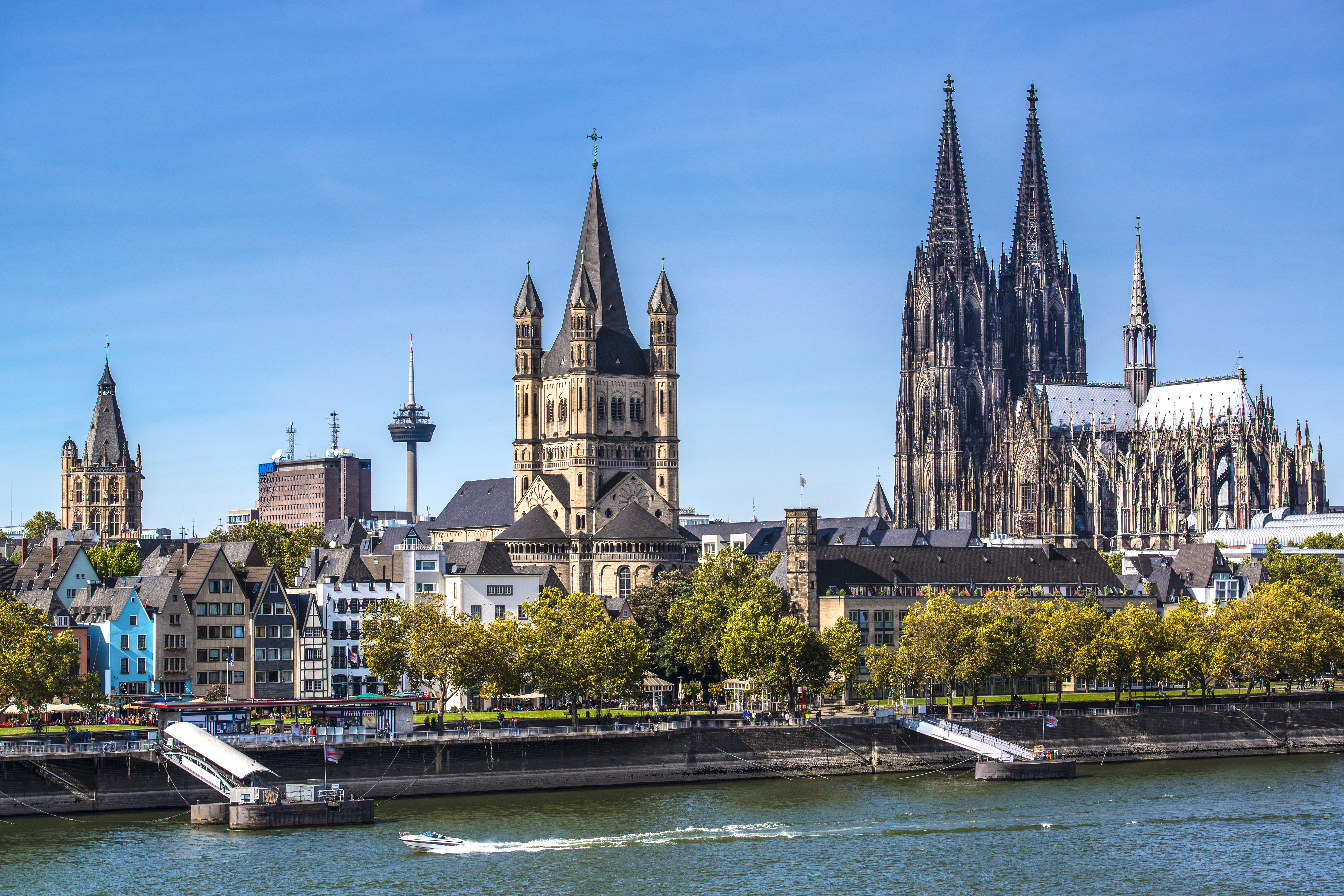 Luftfoto af Köln med den berømte domkirke og Rhinen - en hovedattraktion på vores 8-dages flodkrydstogt