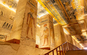 Pragtfuldt udsmykket gravkammer i Ramesses V og VI's grav i Kongernes Dal, Luxor, Egypten, med farverige hieroglyffer og egyptiske gudebilleder på massive søjler