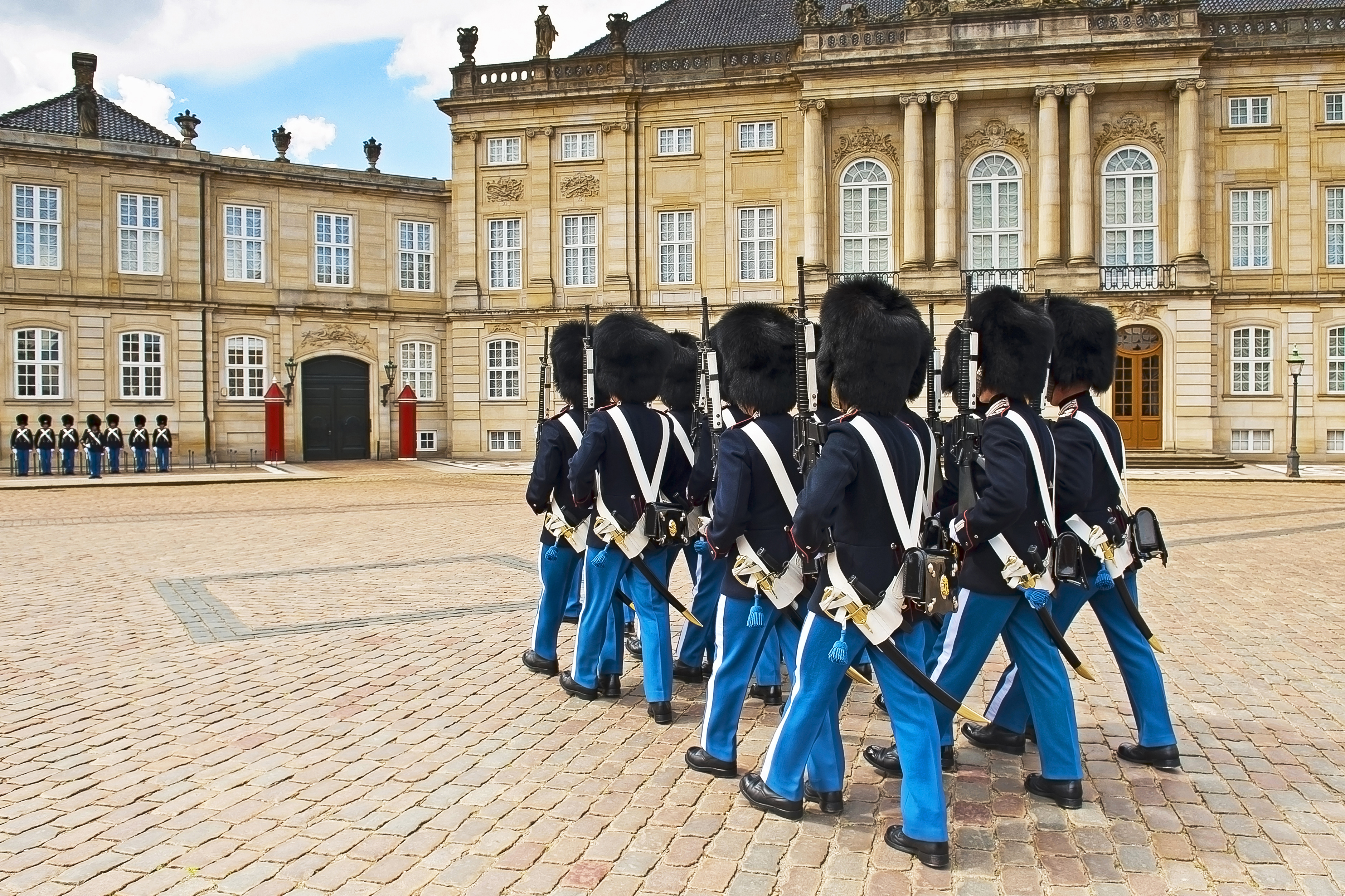 Danske kongelige garder marcherer ved Amalienborg Slot i København