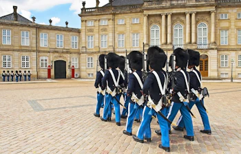 Danske kongelige garder marcherer ved Amalienborg Slot i København
