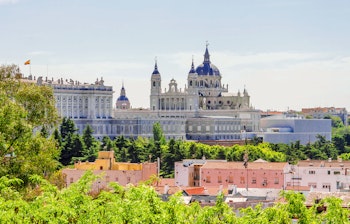 Kongelige palads i Madrid med Almudena Katedralen og blå himmel