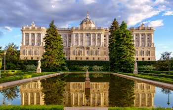 Det Kongelige Palads i Madrid med smukke haver og historisk arkitektur, en ikonisk seværdighed i Spaniens hovedstad