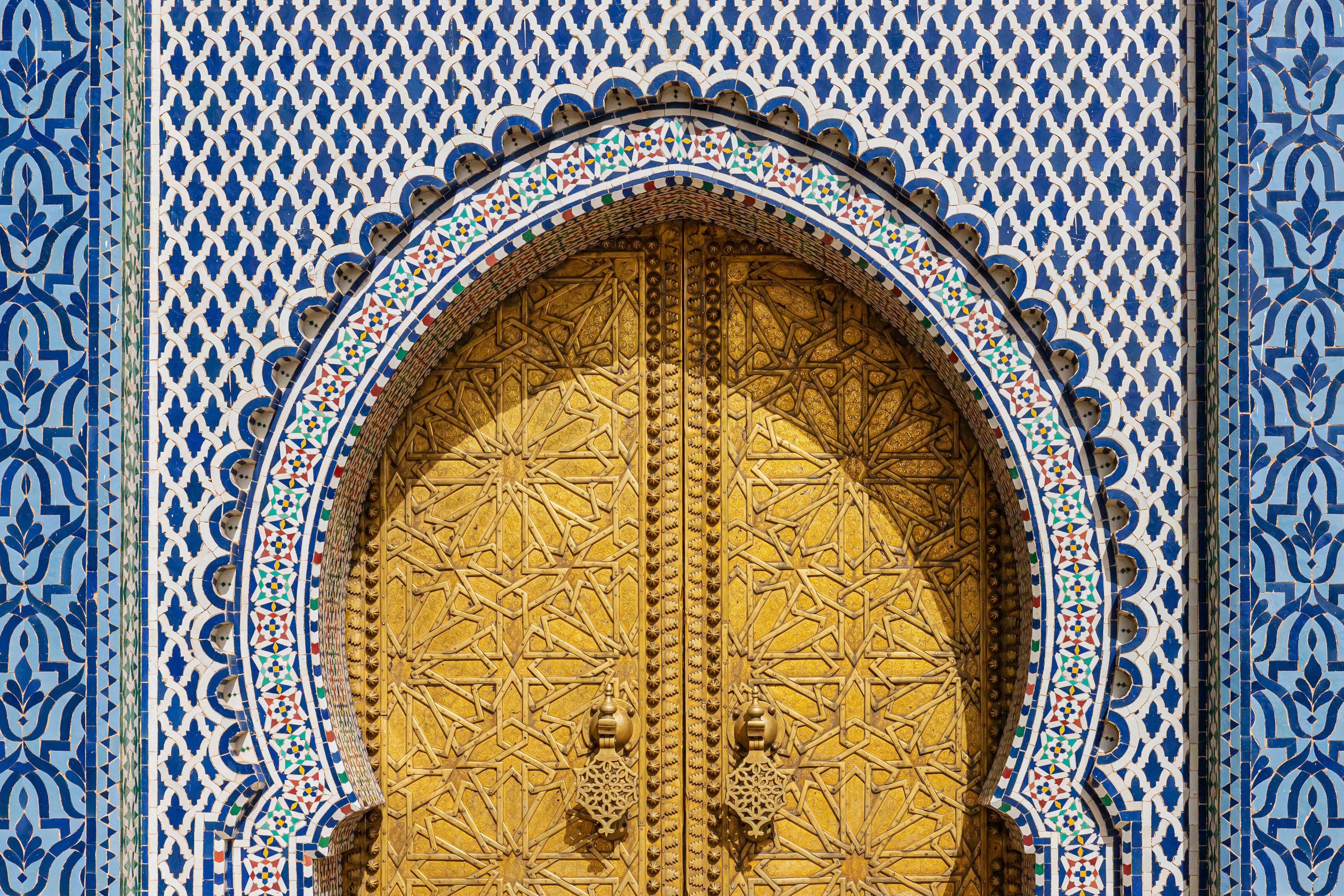 Den kongelige port i Fes, Marokko, med detaljeret islamisk arkitektur.