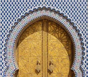 Den kongelige port i Fes, Marokko, med detaljeret islamisk arkitektur.