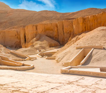 Kongernes Dal med antikke faraograve og arkæologiske udgravninger i Luxor Egypten