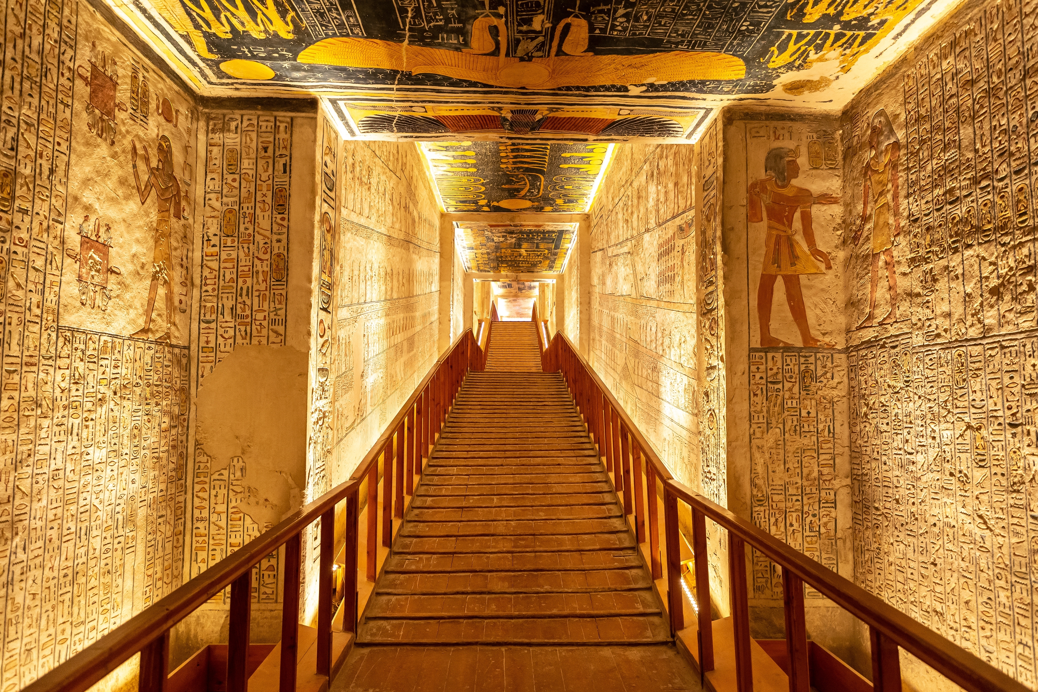 Pragtfuld og dekoreret korridor inde i Rameses V og VI's grav i Kongernes Dal, Luxor, Egypten, med farverige hieroglyffer og vægmalerier