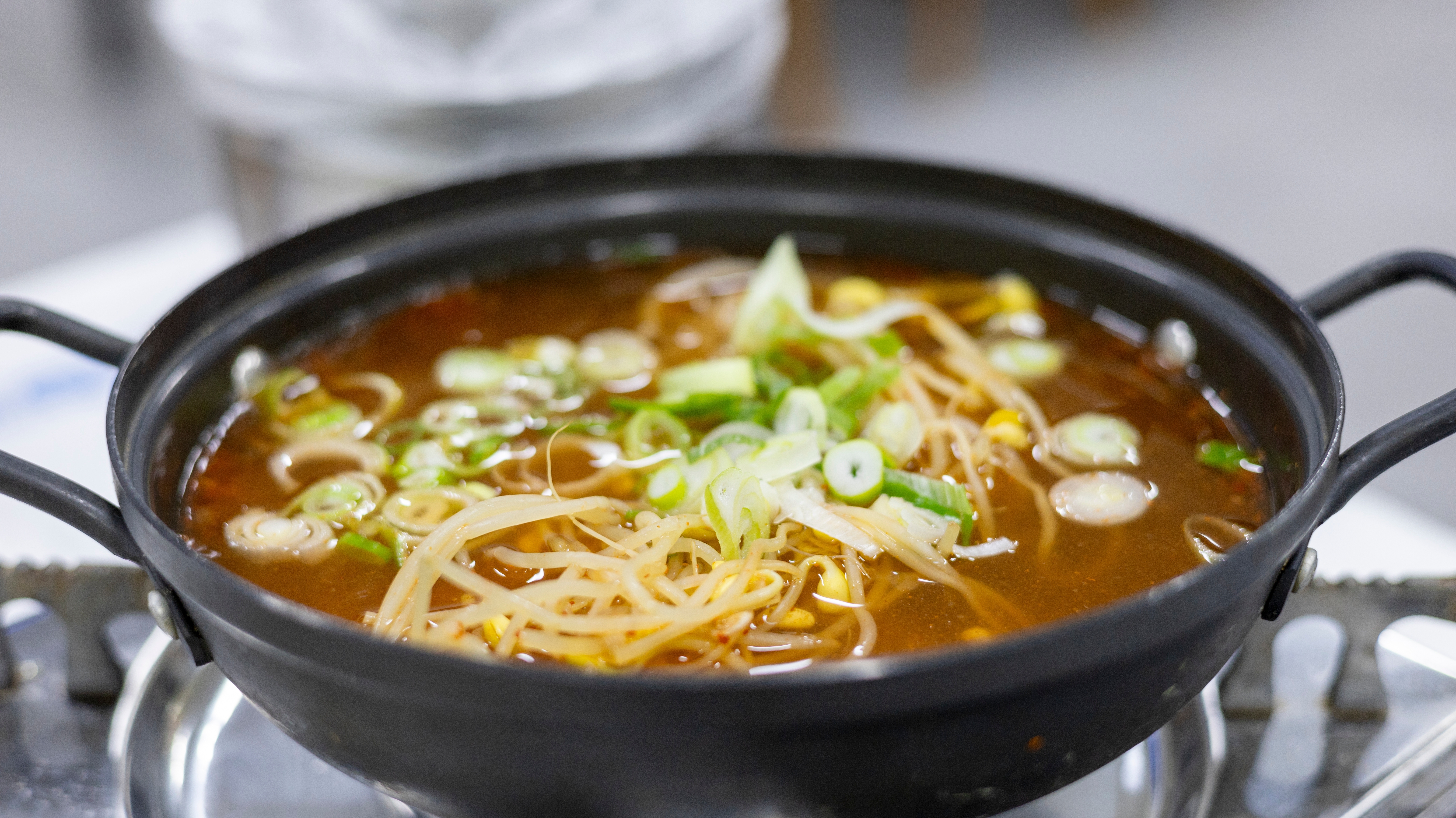 Traditionel koreansk suppe med bønnespirer og grøntsager serveret i hvid skål, autentisk sydkoreansk køkken