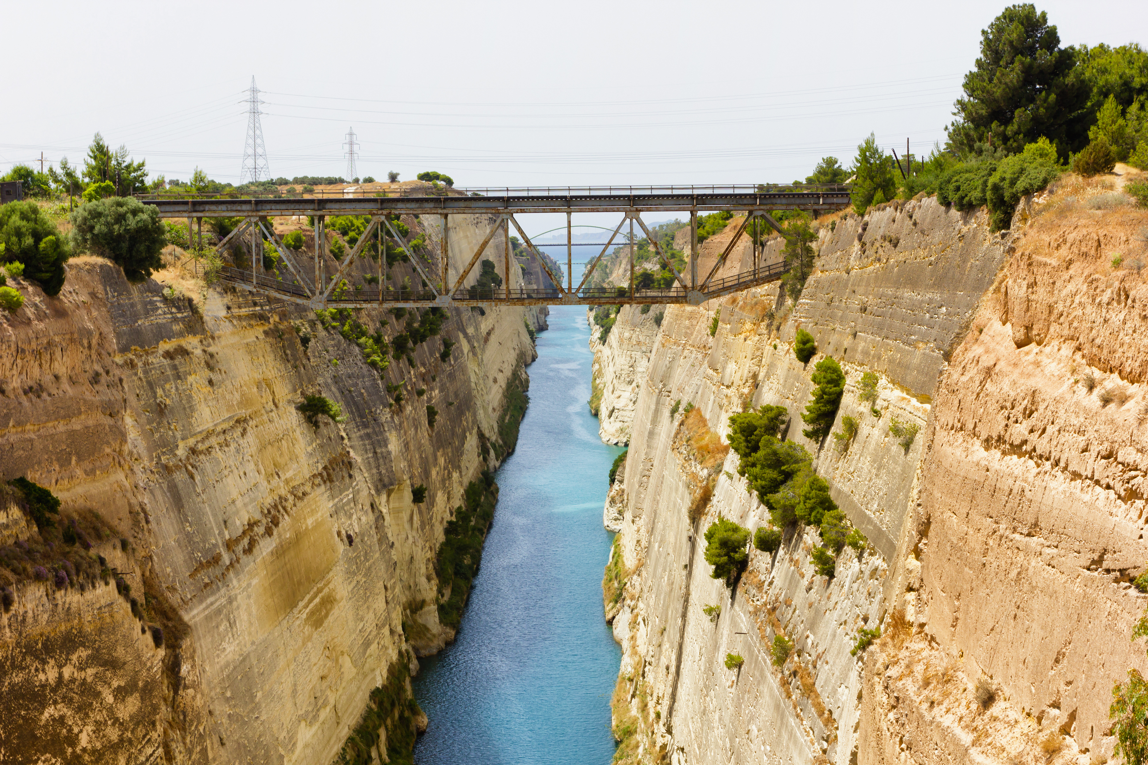 Den imponerende Korinthkanal på Peloponnes, en smal vandpassage udskåret gennem høje klippevægge, der forbinder to have i Grækenland