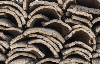 Bunke af korkbark fra egetræer i Alentejo-regionen i Portugal, et bæredygtigt naturmateriale