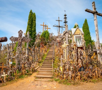 Kors-højen (Kryžių kalnas) i Litauen, et berømt pilgrimssted med tusindvis af kors, der symboliserer litauisk tro og modstandskraft