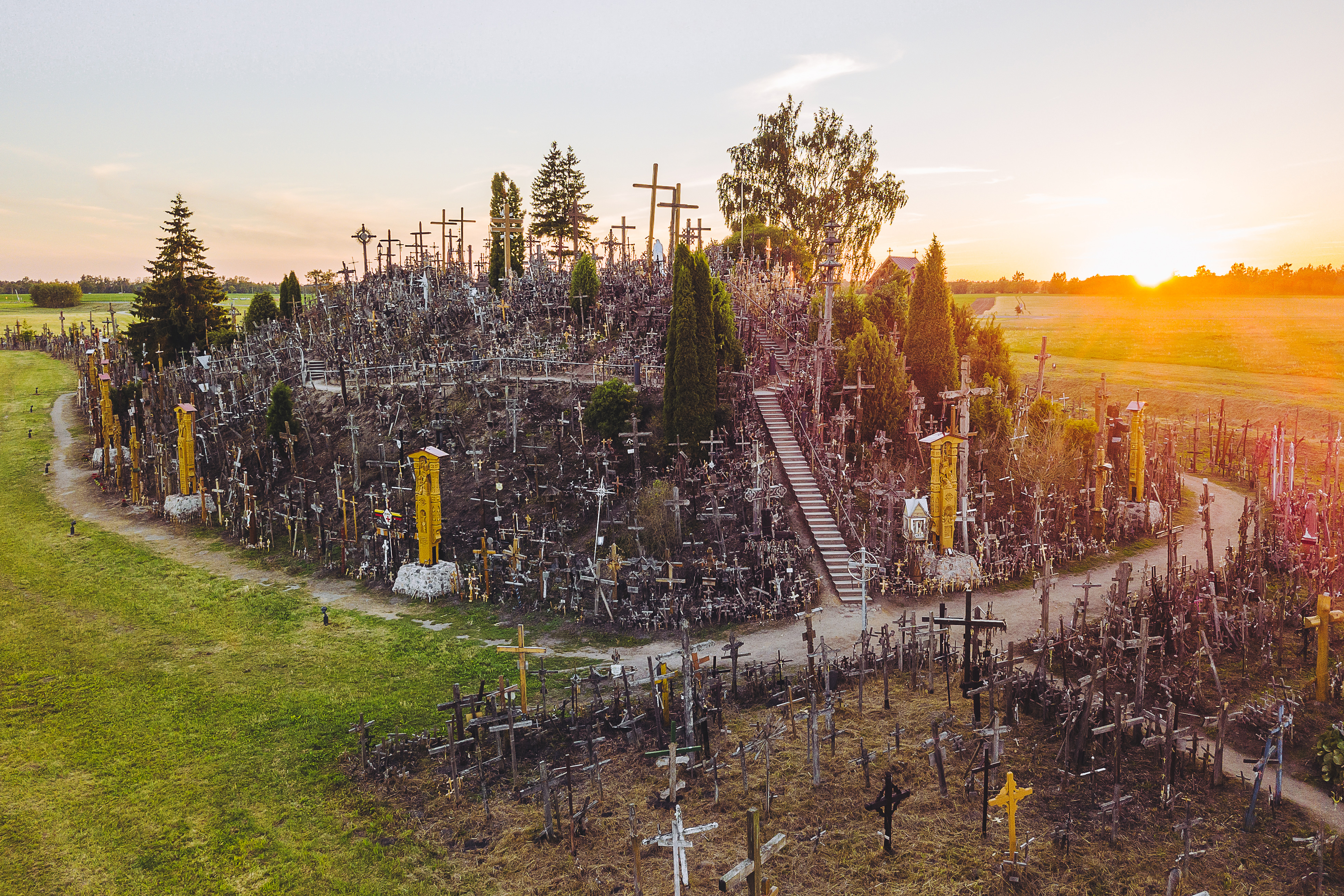 Korsenes Bakke pilgrimsmål ved solnedgang i Siauliai Litauen med tusindvis af træ kors