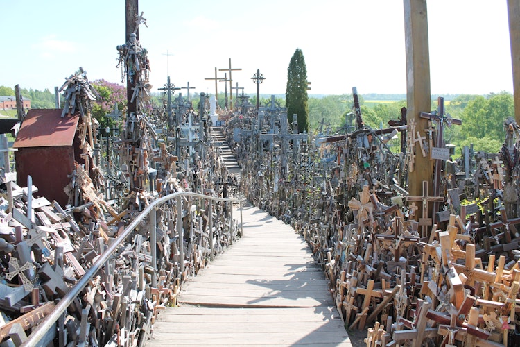 Korsenes Høj i Litauen med tusindvis af kors placeret gennem århundreder som vidnesbyrd om kristen tro og håb nær Siauliai