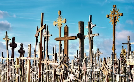 Den berømte Korskulle nær Siauliai i Litauen med tusindvis af kors, et unikt religiøst monument og pilgrimssted i Baltikum