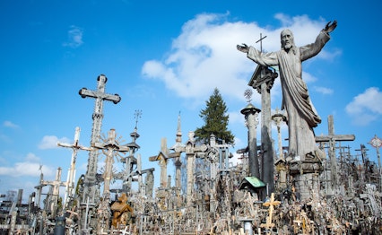 Den berømte Korshøj i Siauliai, Litauen, med tusindvis af kors og en stor Jesus-statue, et unikt kristent pilgrimsmål og nationalt symbol