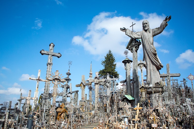 Den berømte Korshøj i Siauliai, Litauen, med tusindvis af kors og en stor Jesus-statue, et unikt kristent pilgrimsmål og nationalt symbol