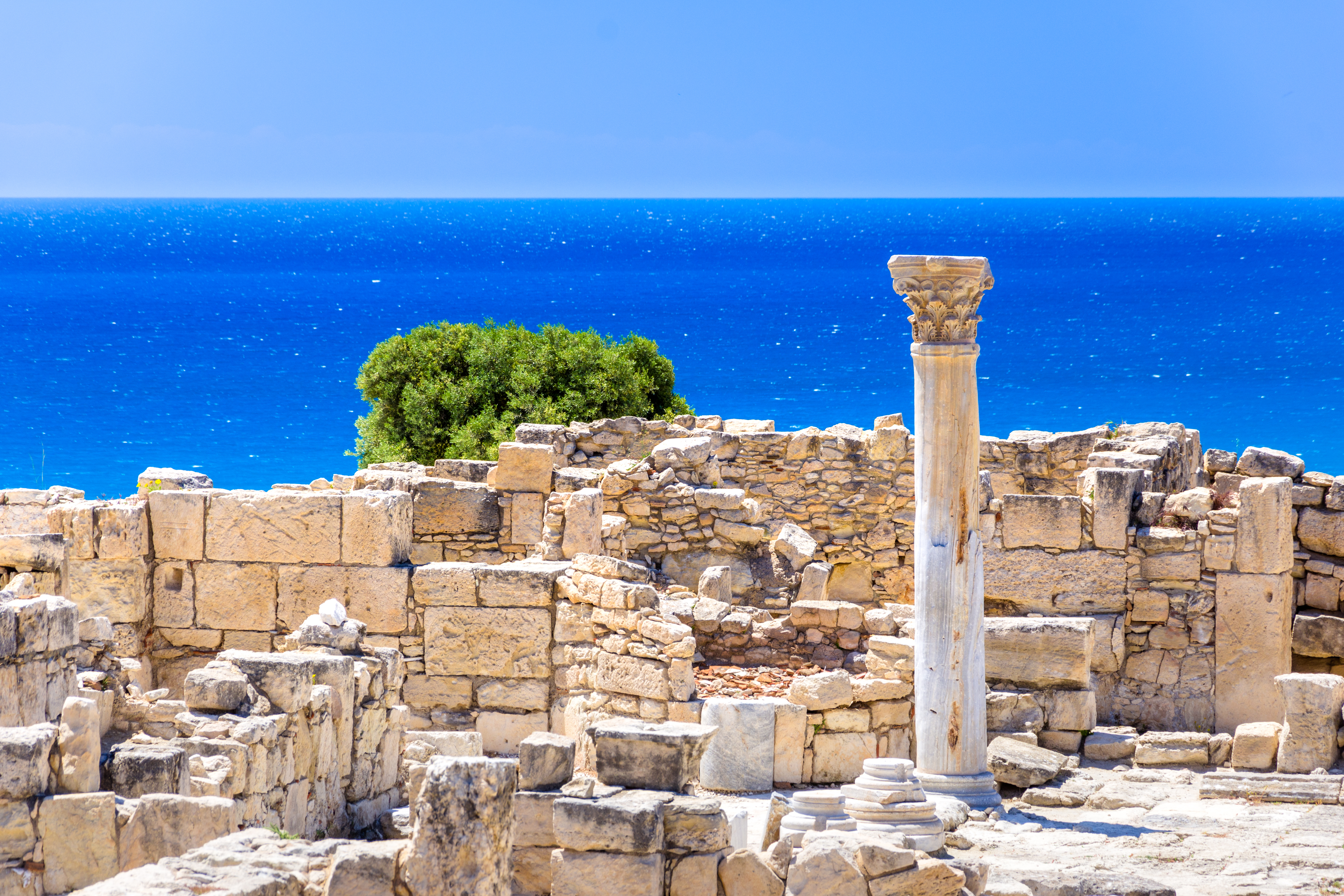 Antikke græske ruiner ved Kourion arkæologiske område med udsigt over Middelhavet på Cypern