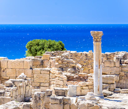 Antikke græske ruiner ved Kourion arkæologiske område med udsigt over Middelhavet på Cypern