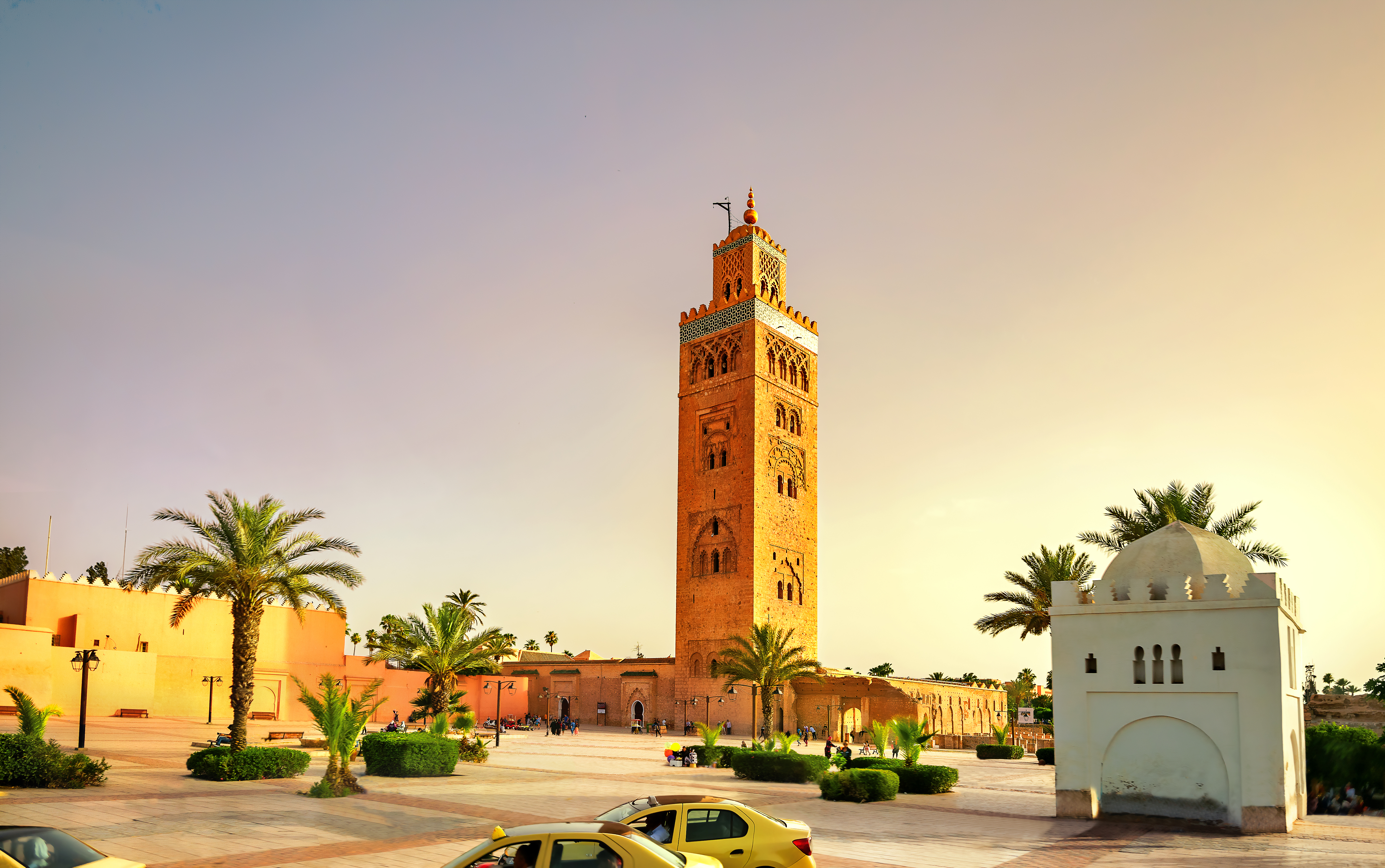 Koutoubia Moskés minaret ved solnedgang i Marrakech Marokko med palmer og traditionel arkitektur