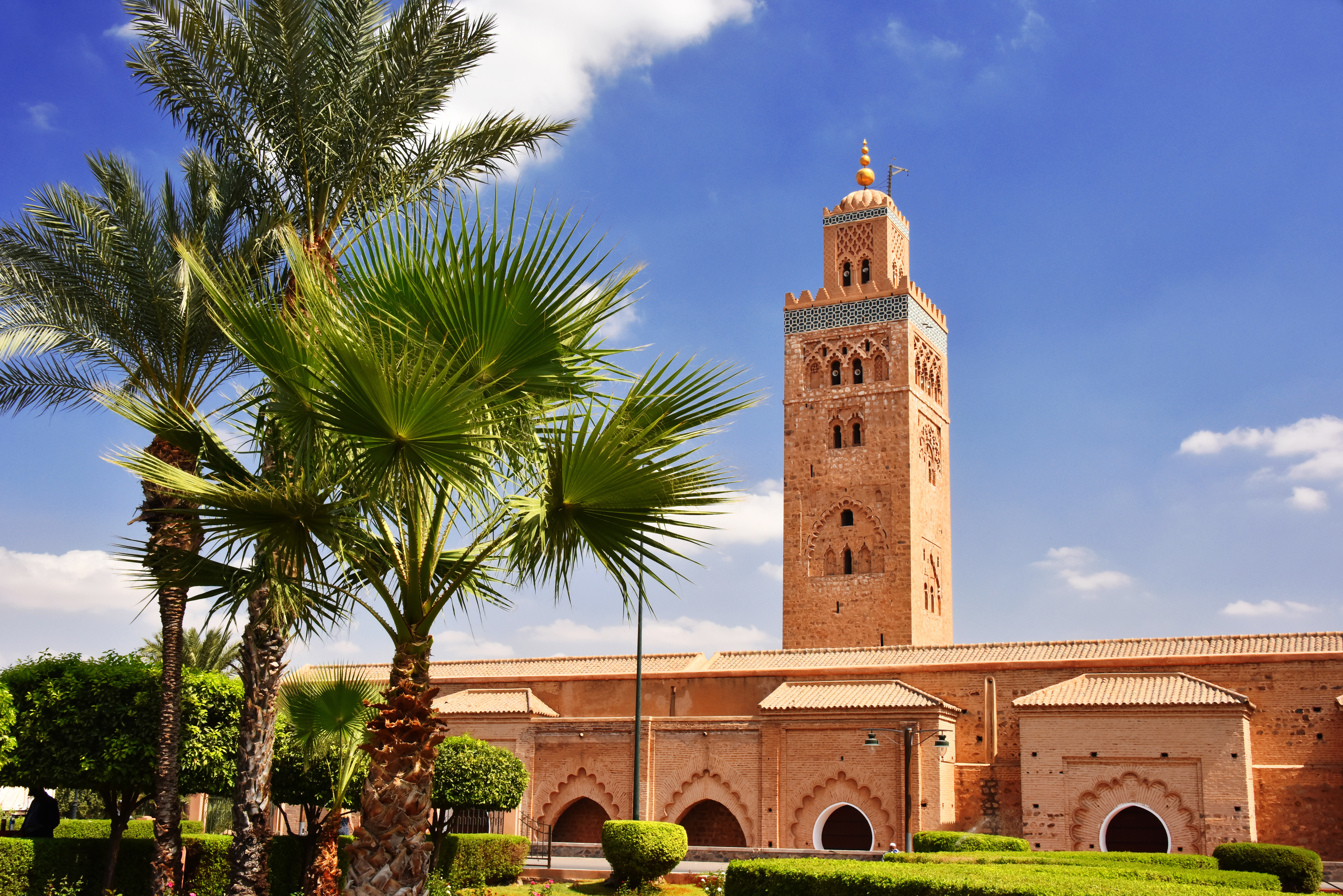 Den berømte Koutoubia-moske med sit høje minaret-tårn under blå himmel i Marrakechs historiske medina-kvarter