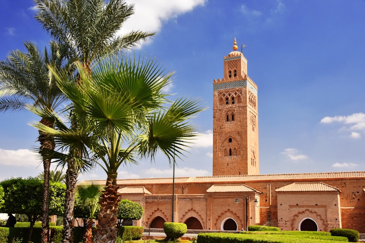 Den berømte Koutoubia-moske med sit høje minaret-tårn under blå himmel i Marrakechs historiske medina-kvarter