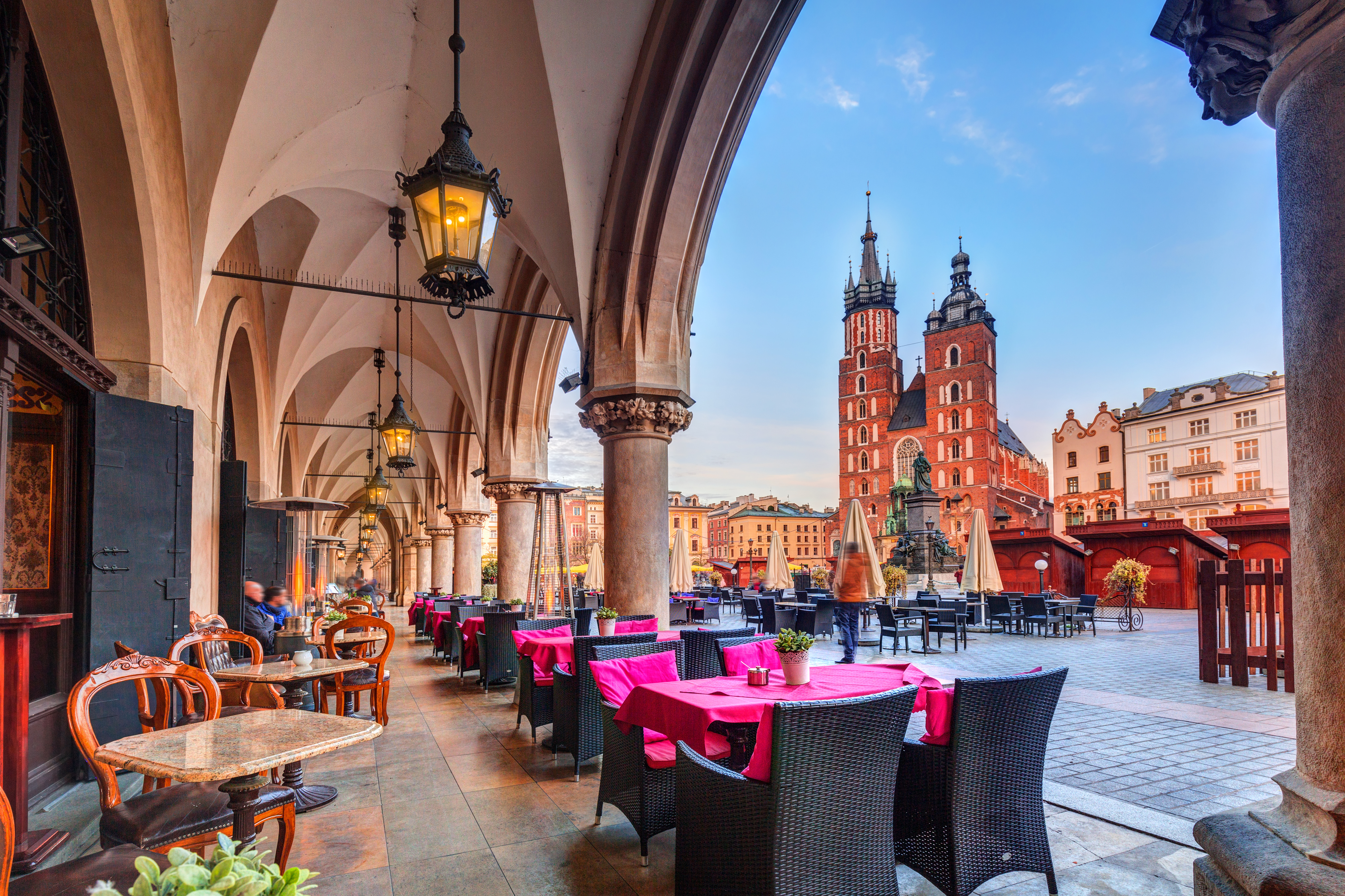 Restaurant terrasse med udsigt til Krakows hovedtorv og Skt. Maria Kirkens tårne i Polen