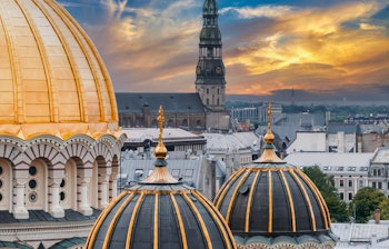 Den imponerende Kristi Fødsels Katedral i Riga med gyldne kupler - et byzantinsk ortodoks mesterværk og Letlands mest iøjnefaldende religiøse bygningsværk