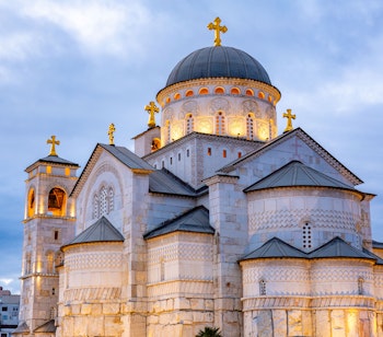 Katedralen for Kristi Opstandelse oplyst i aftenlys i Podgorica, Montenegros hovedstad, med gylden kuppel og imponerende ortodoks arkitektur